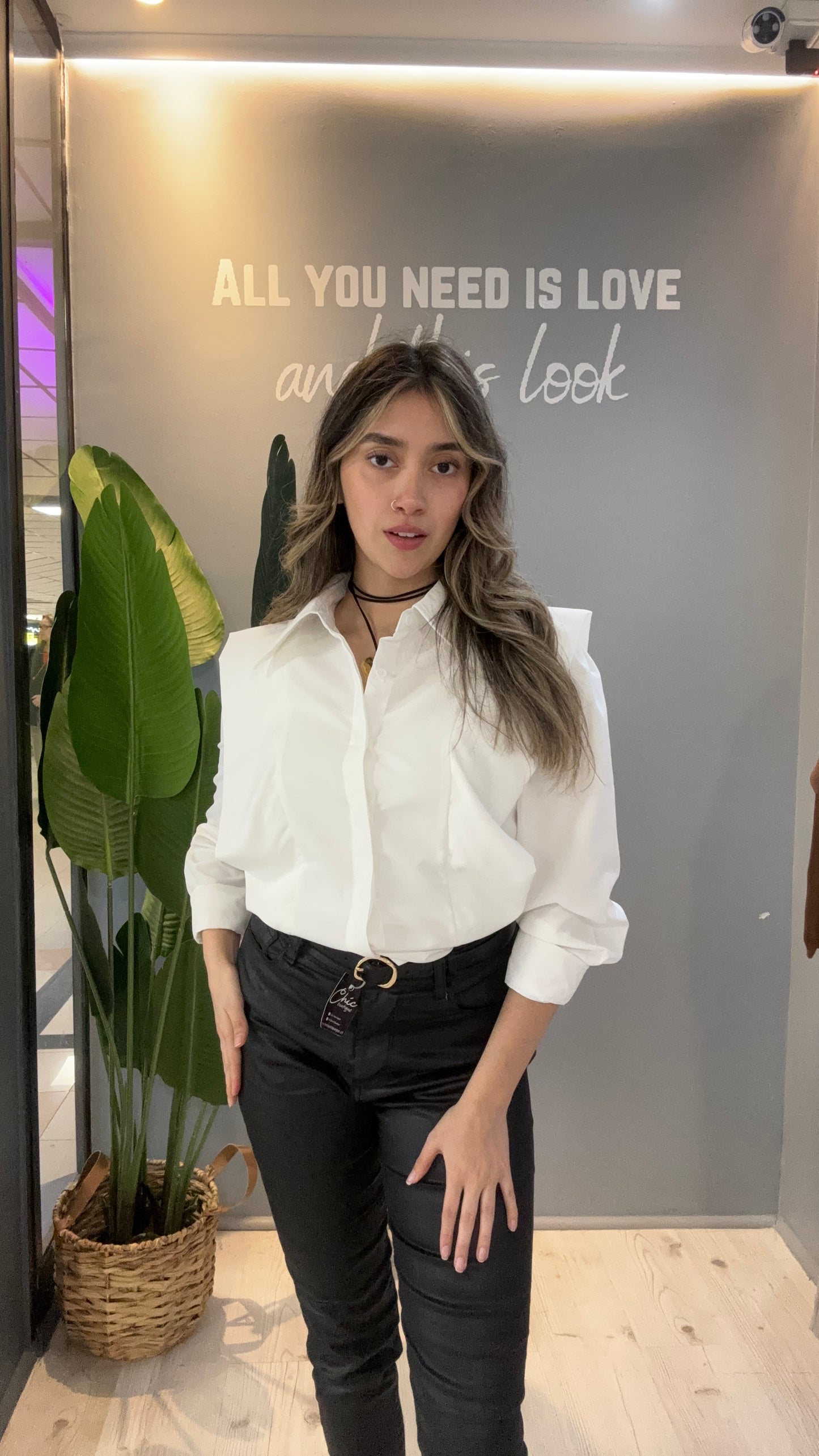 BLUSA BLANCA CON HOMBRERAS