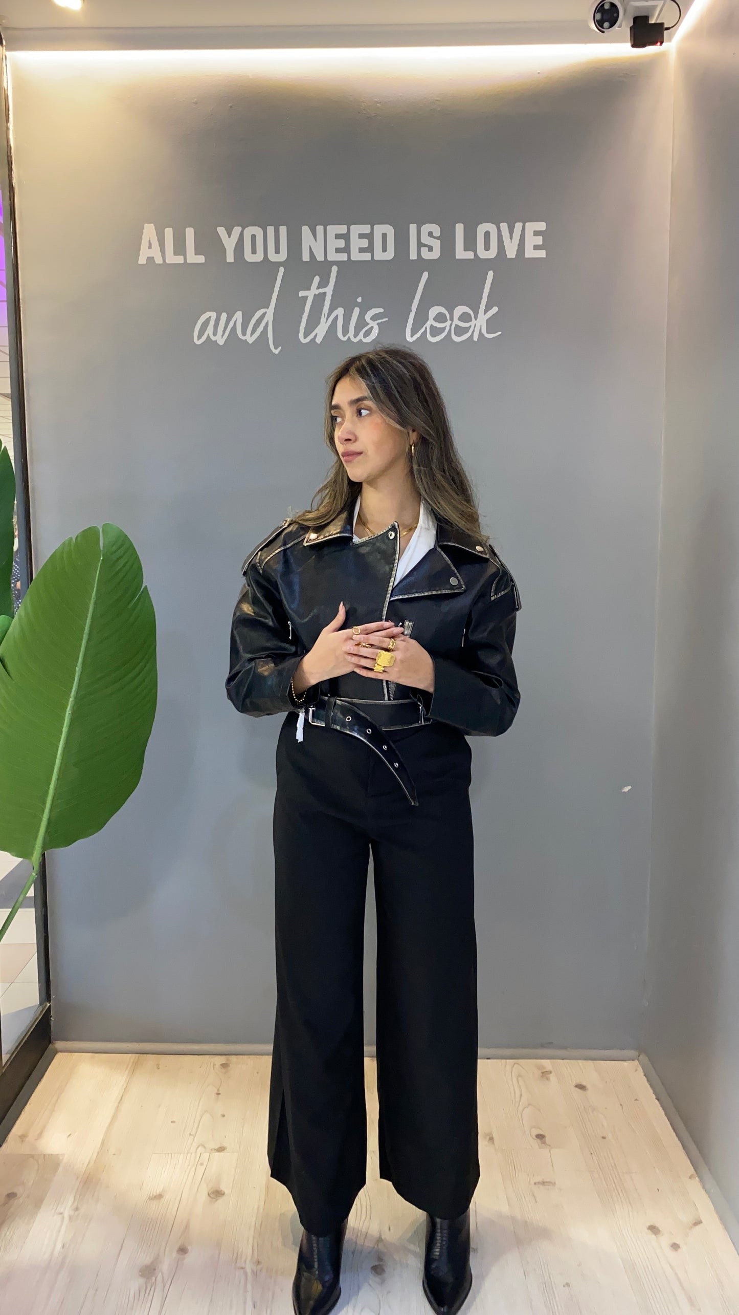 CASACA ECOCUERA NEGRA CON TOQUES PLATEADOS