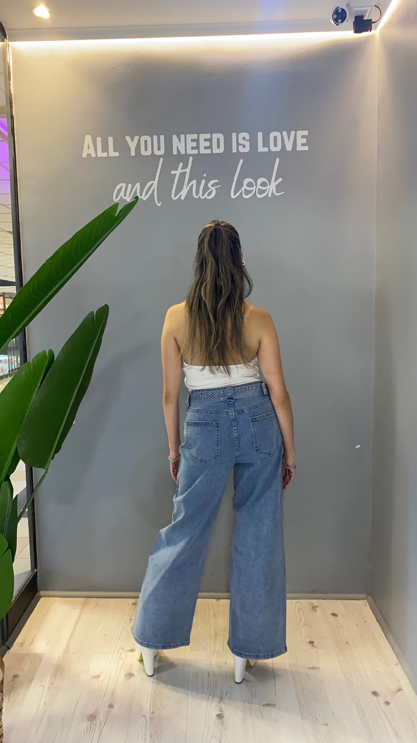 JEANS CLARO BRILLANTE CON CINTURÓN