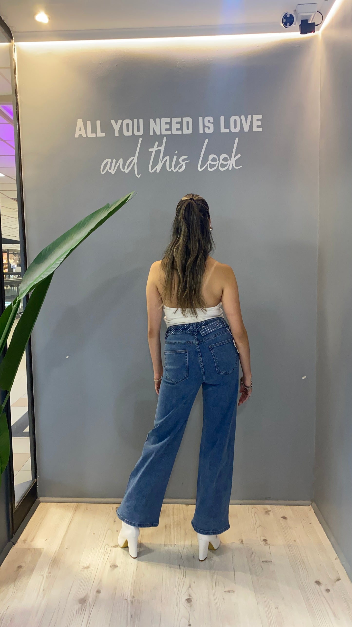 JEANS BRILLANTE CON CINTURÓN II