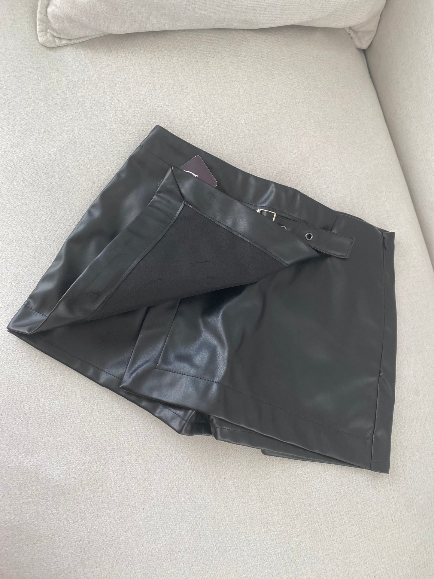 FALDA SHORT ECOCUERO NEGRA