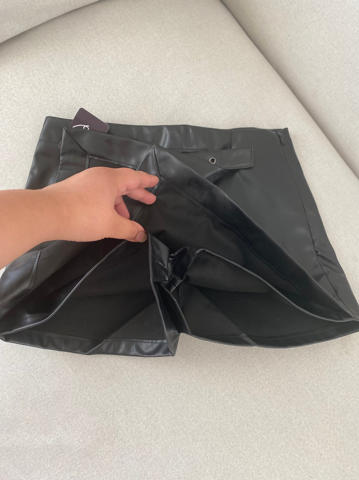 FALDA SHORT ECOCUERO NEGRA
