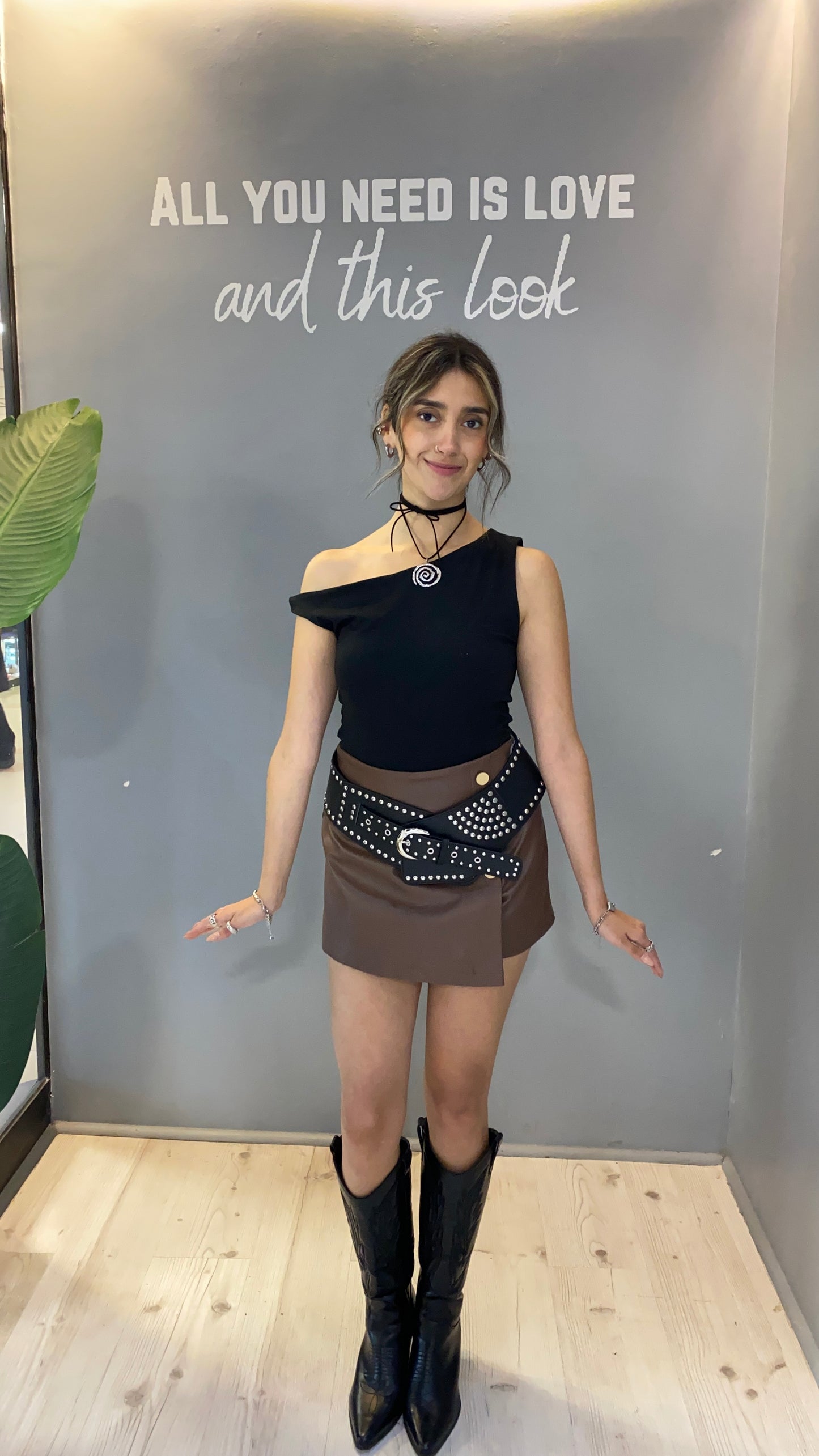 FALDA ECOCUERO CAFÉ CON DETALLES DORADOS