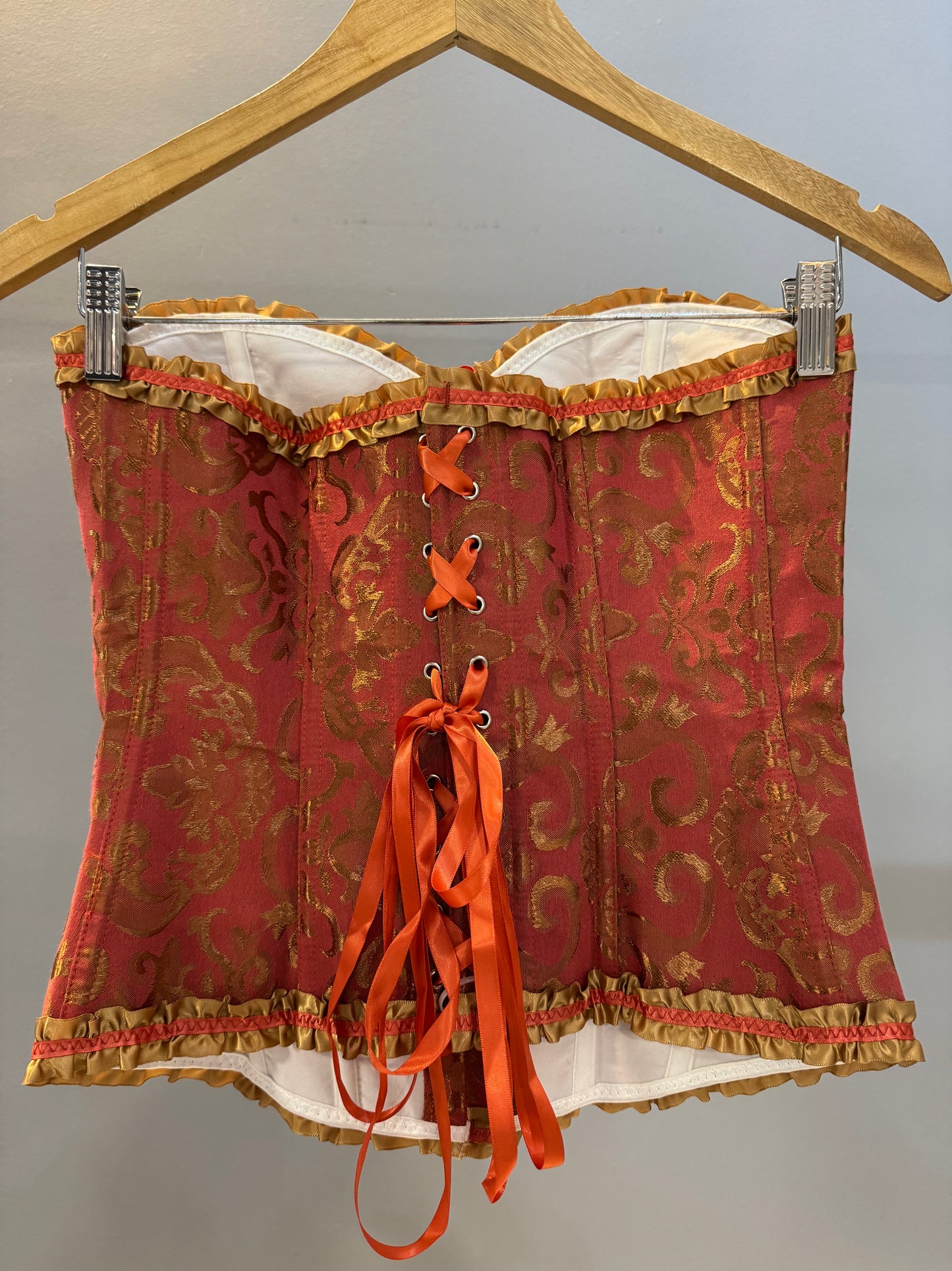 CORSÉ VICTORIANO NARANJA DETALLES DORADOS