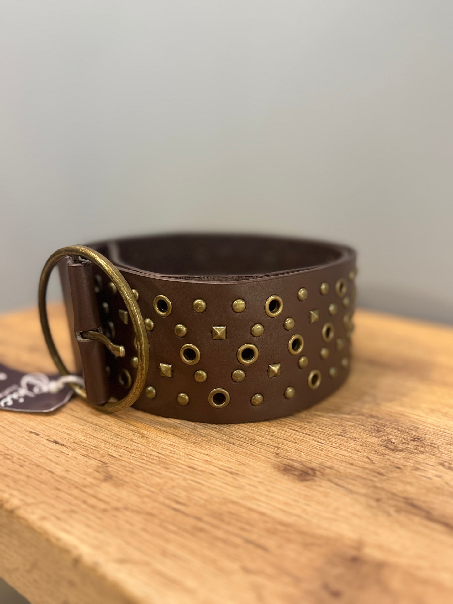 CINTURÓN MULTITACHAS CAFÉ