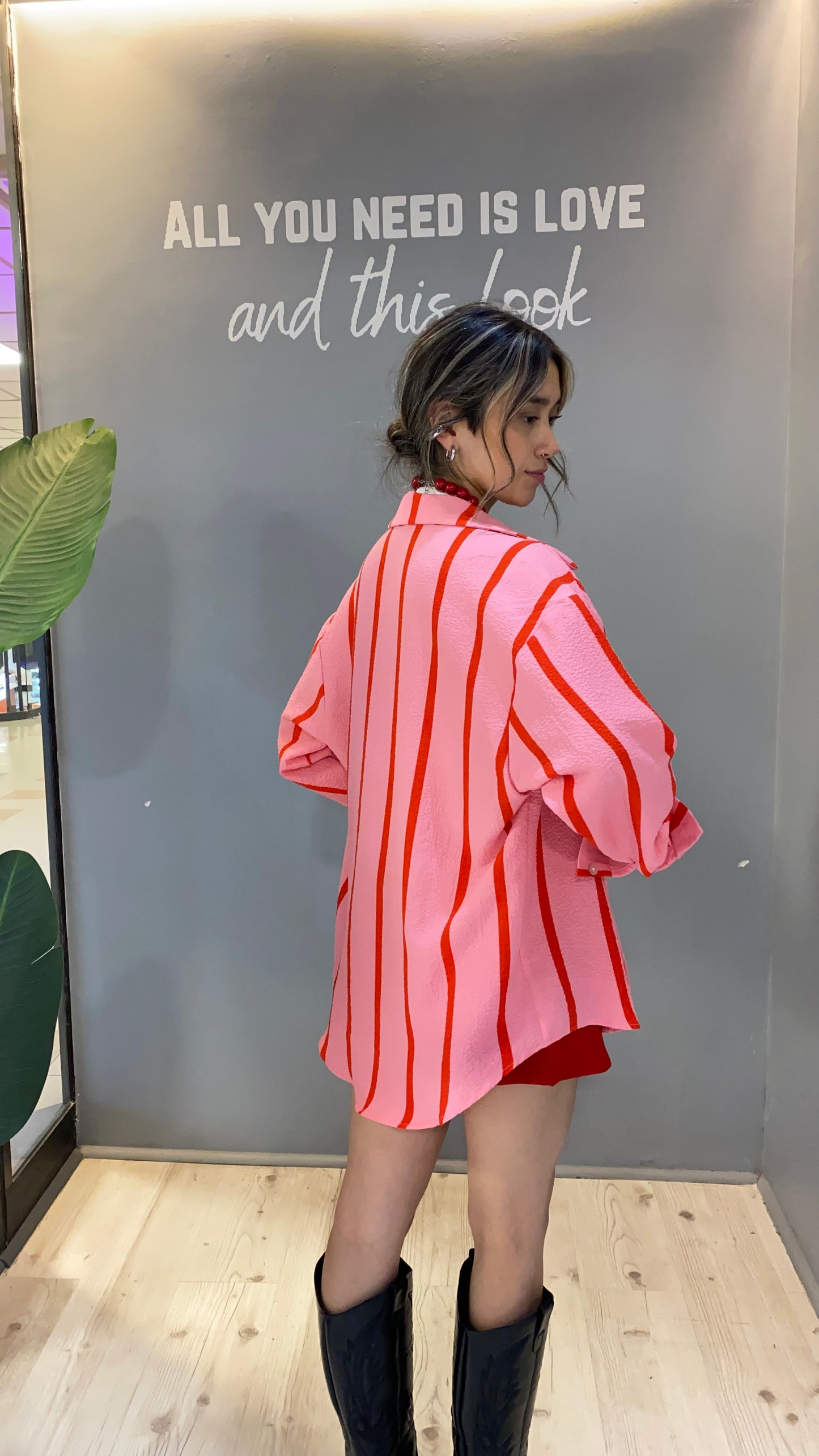 CAMISA ROSADA RAYAS ROJAS