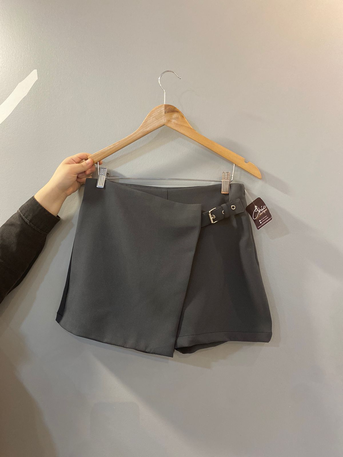 FALDA SHORT SASTRERA GRIS CON CINTU