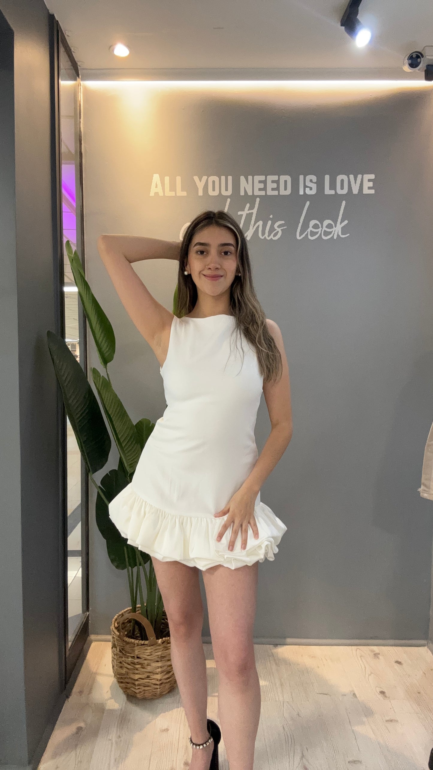 VESTIDO LISO CON VUELOS