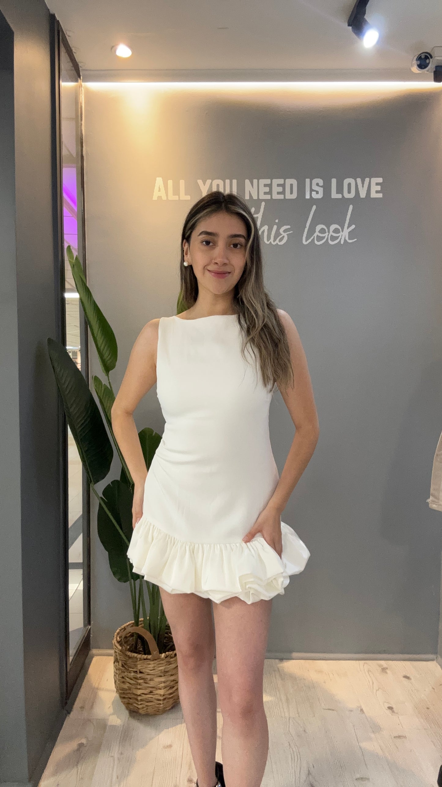 VESTIDO LISO CON VUELOS