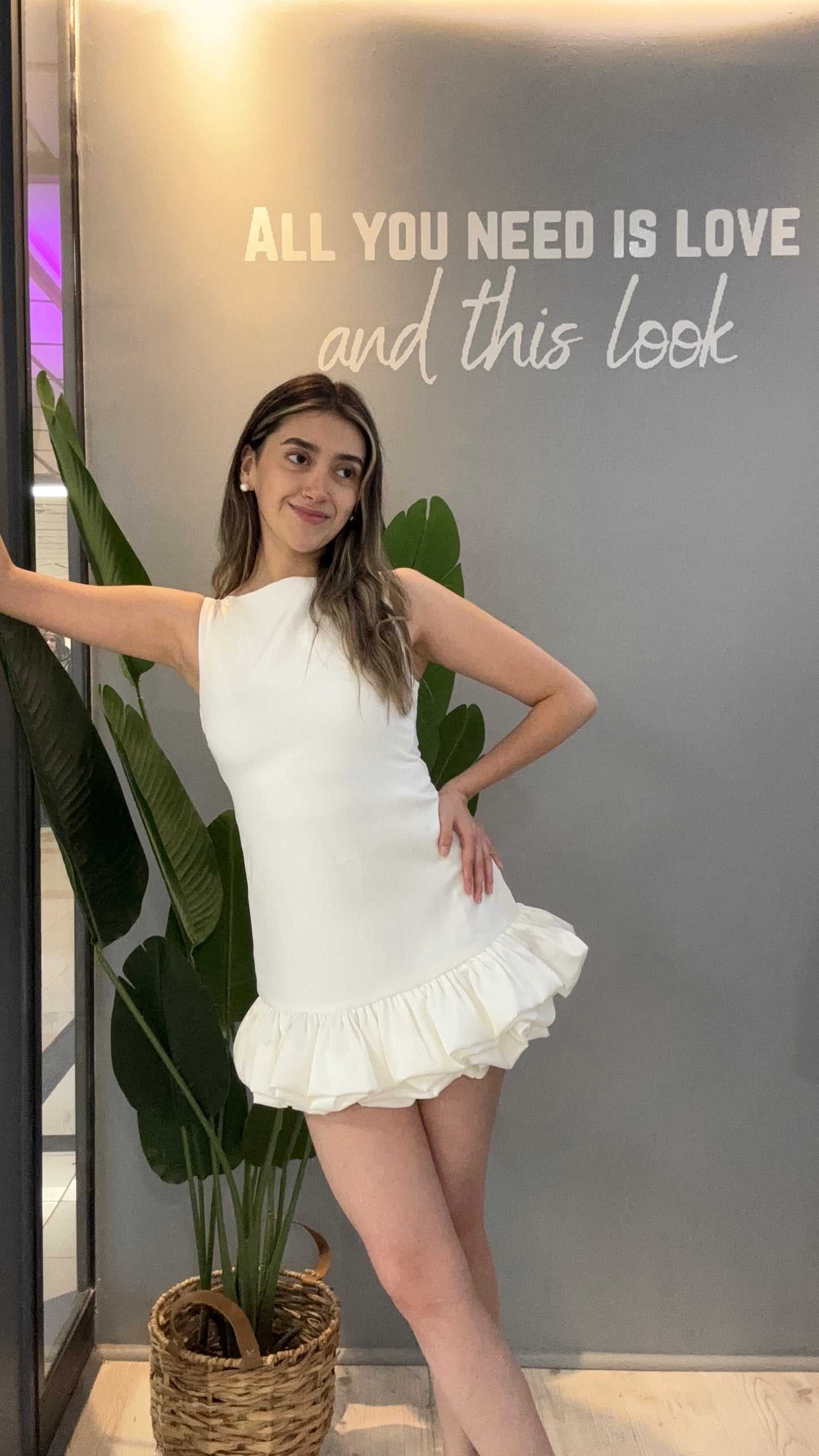 VESTIDO LISO CON VUELOS