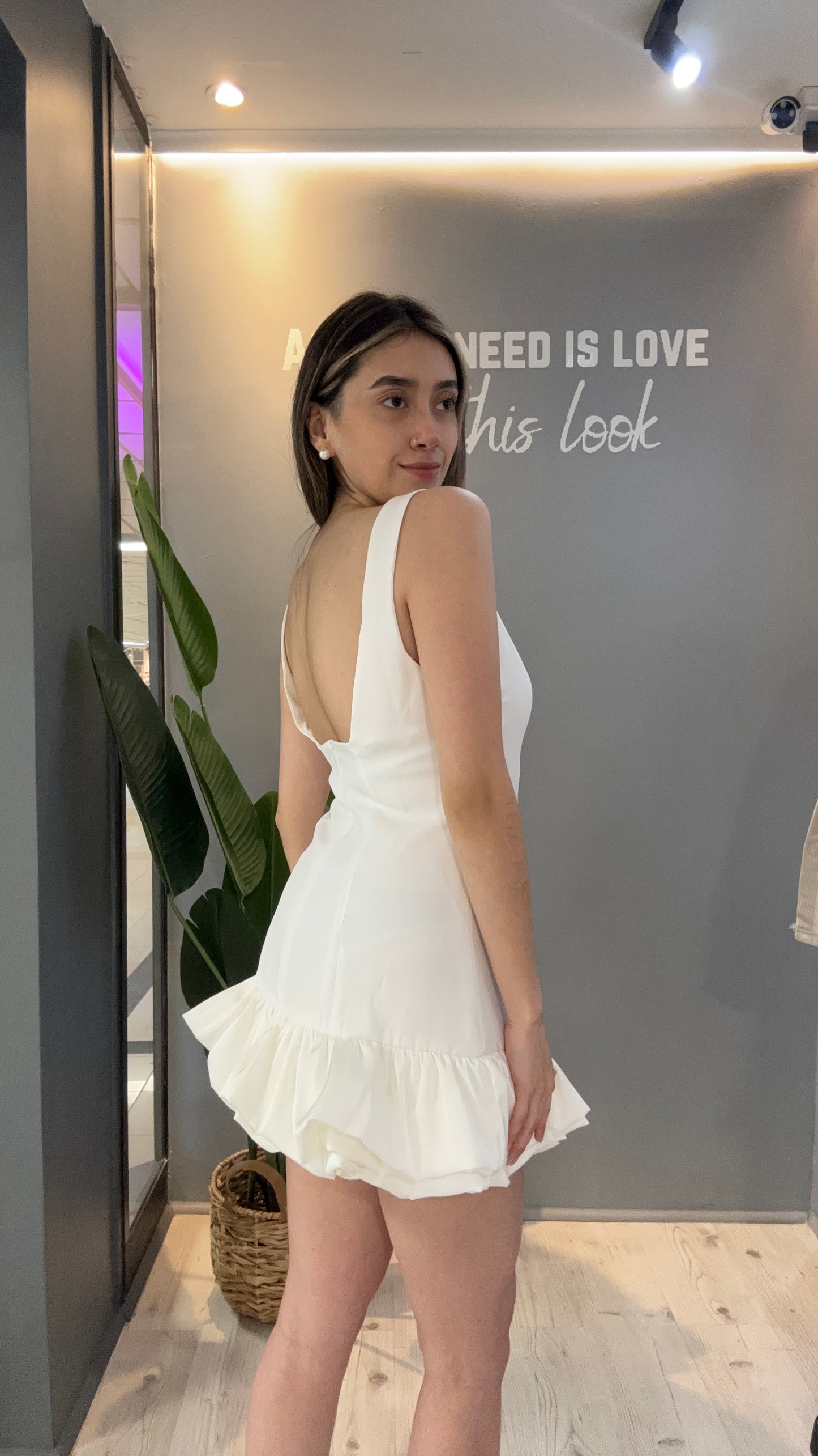 VESTIDO LISO CON VUELOS