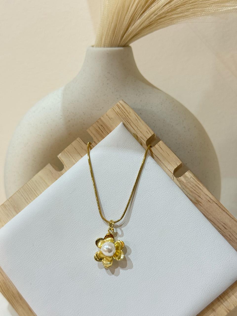 COLLAR DE FLOR CON PERLA