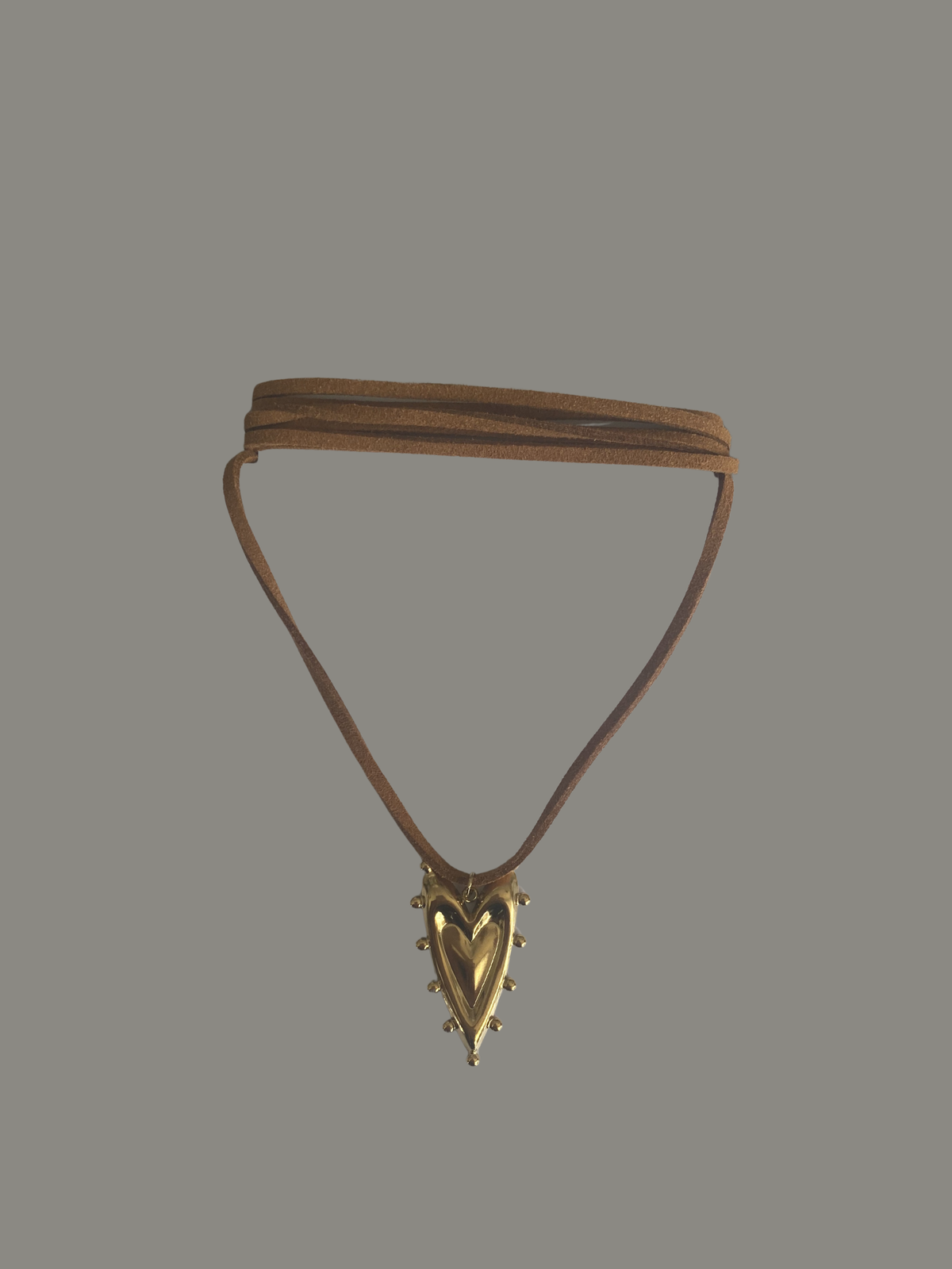 COLLAR ECOCUERO CORAZÓN CON PUNTAS
