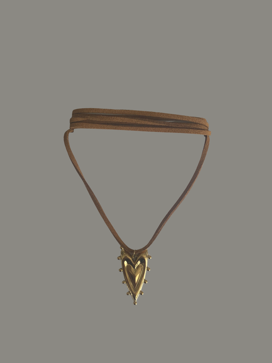 COLLAR ECOCUERO CORAZÓN CON PUNTAS