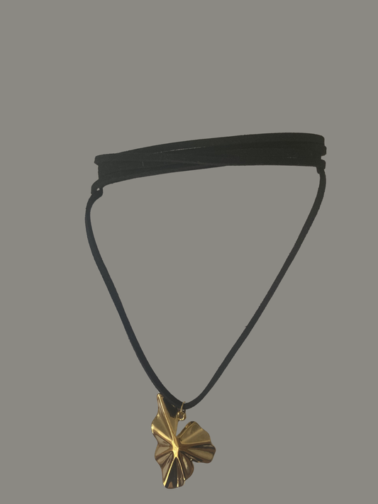 COLLAR ECOCUERO HOJA