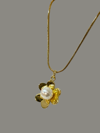 COLLAR DE FLOR CON PERLA