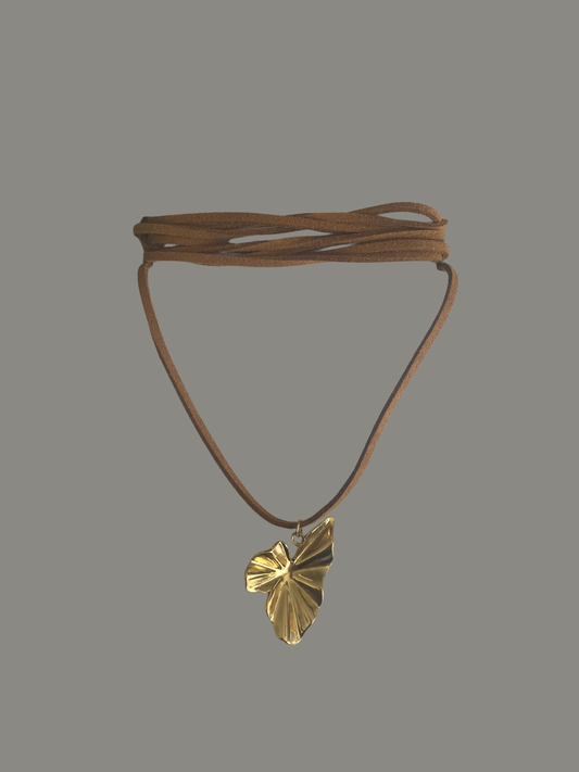 COLLAR ECOCUERO ASIMÉTRICO