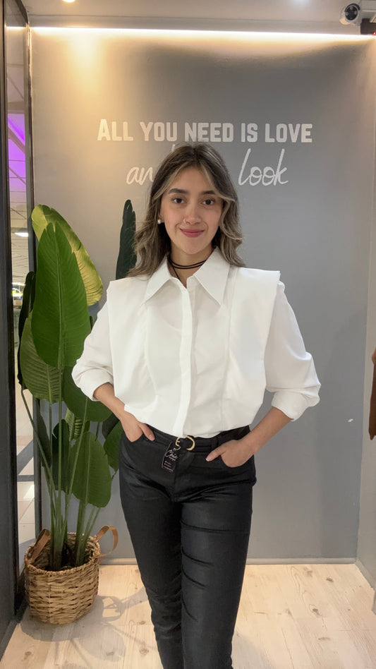 BLUSA BLANCA CON HOMBRERAS