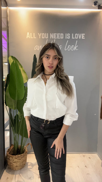 BLUSA BLANCA CON HOMBRERAS