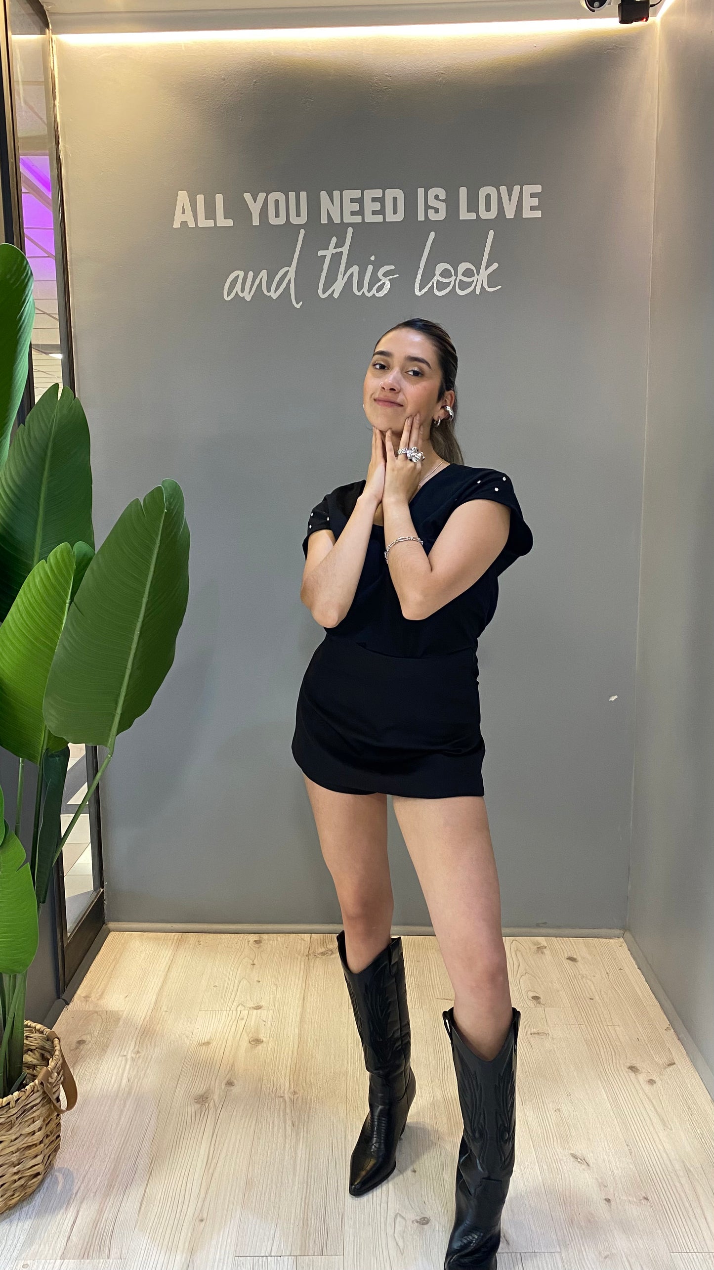 TOP CUELLO V TENDENCIA NEGRO