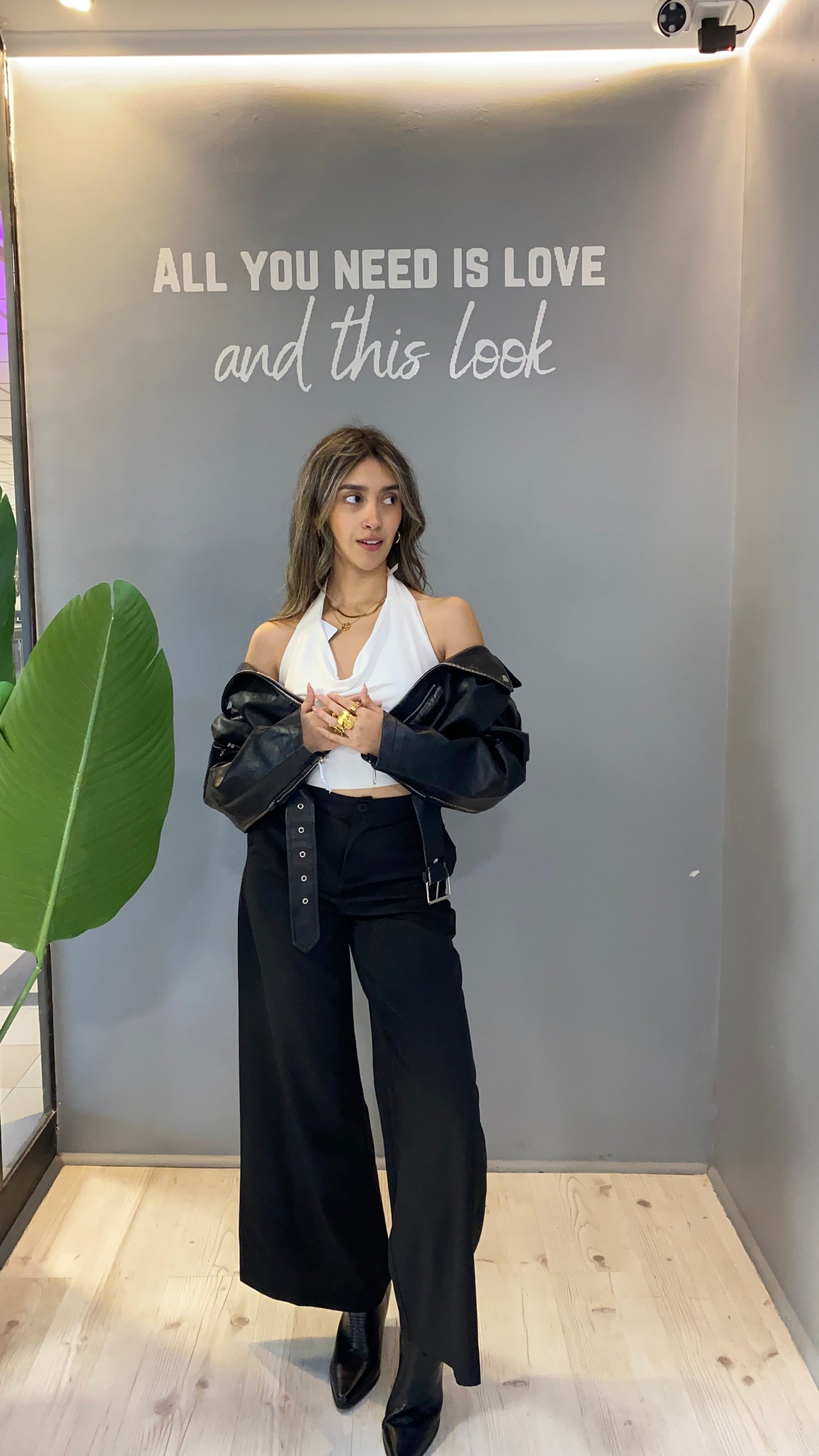 CASACA ECOCUERA NEGRA CON TOQUES PLATEADOS