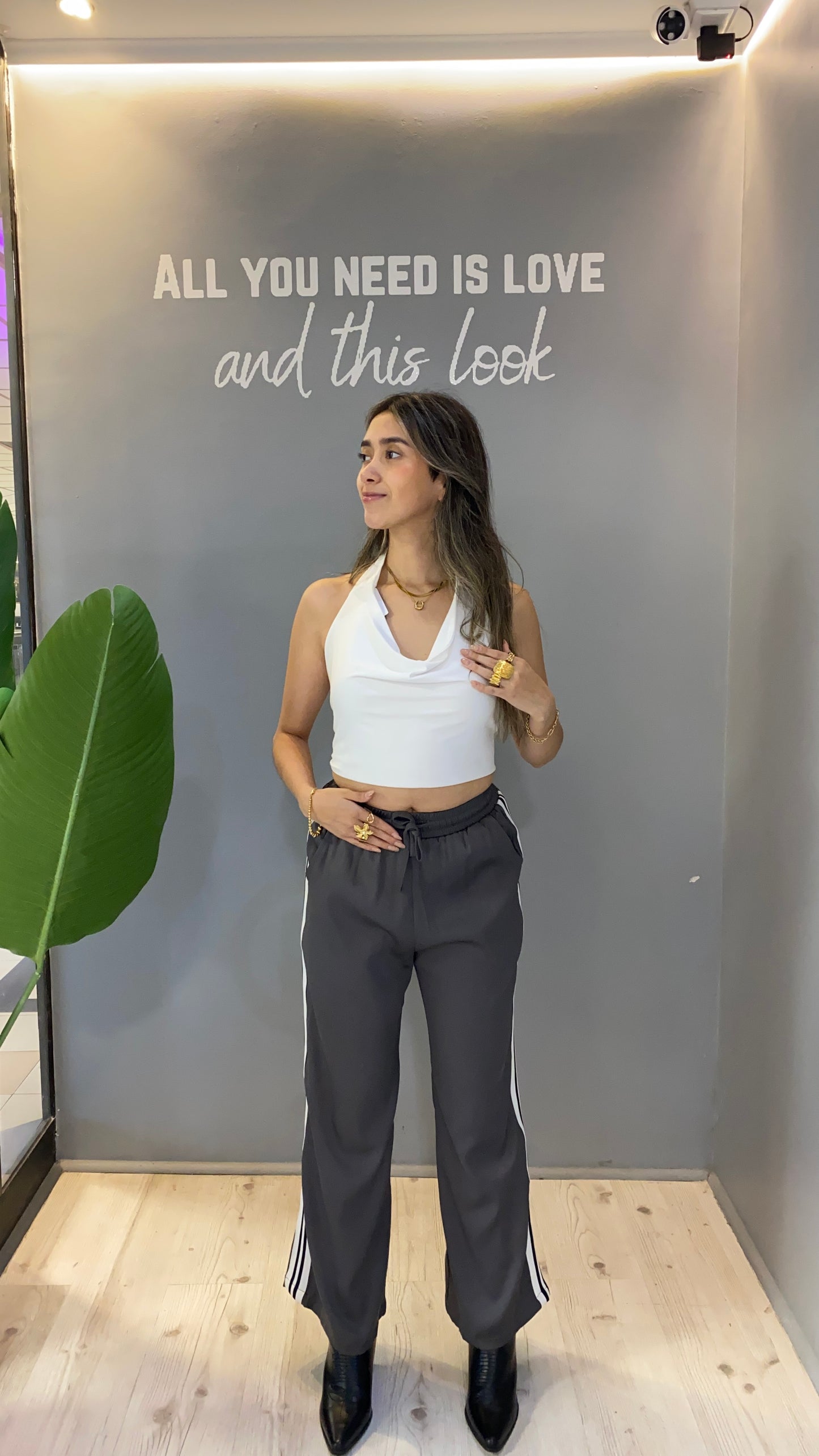 PANTALÓN GRIS CON LÍNEAS