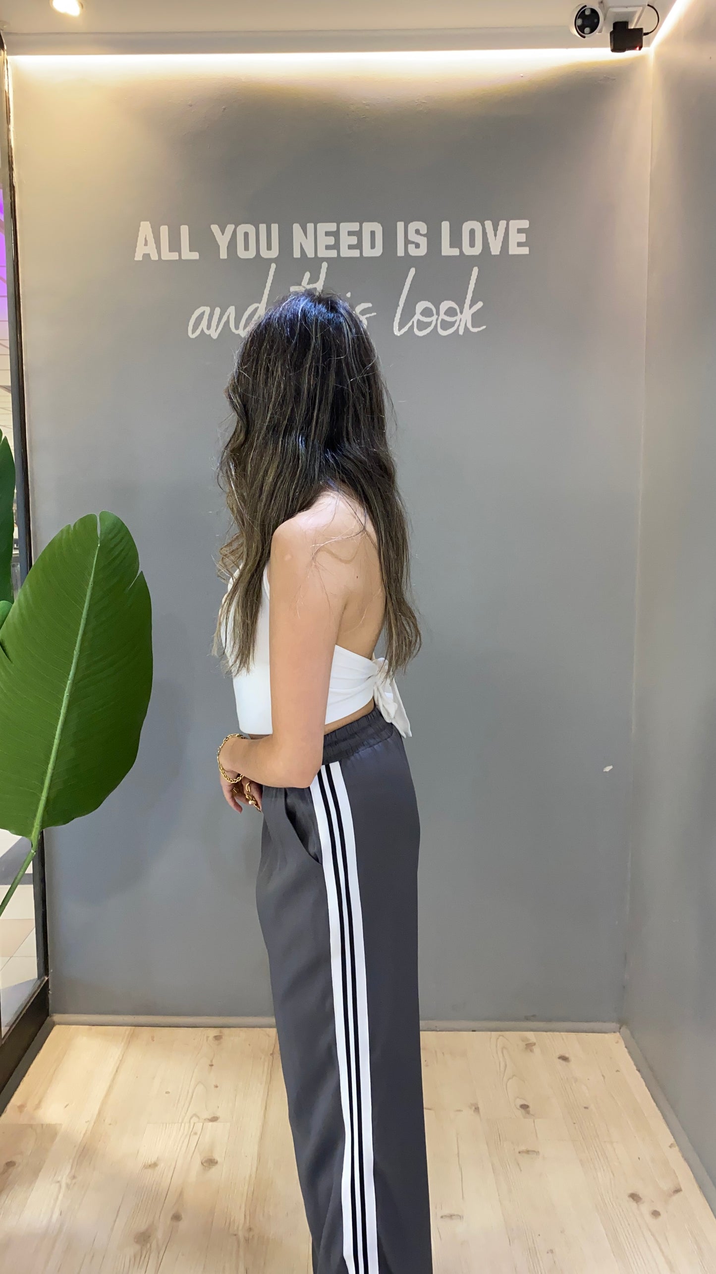 PANTALÓN GRIS CON LÍNEAS