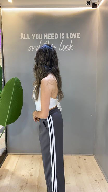 PANTALÓN GRIS CON LÍNEAS