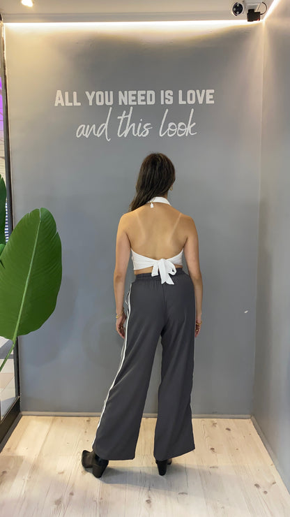 PANTALÓN GRIS CON LÍNEAS
