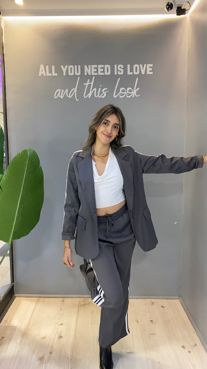 PANTALÓN GRIS CON LÍNEAS