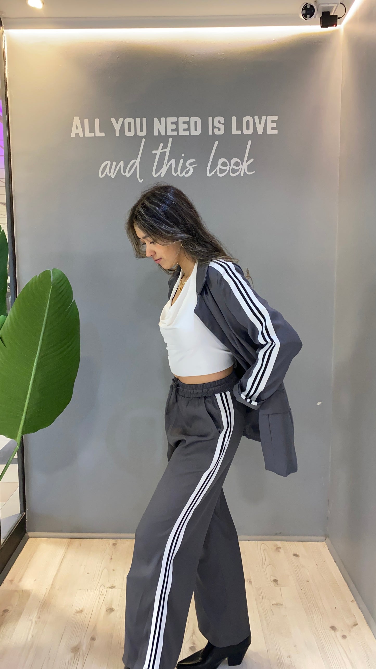 PANTALÓN GRIS CON LÍNEAS