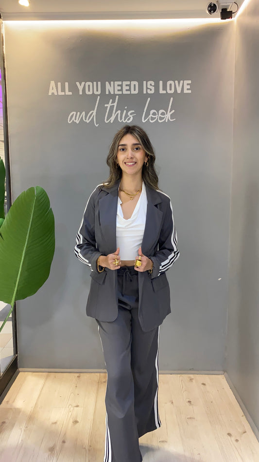 BLAZER GRIS CON LÍNEAS