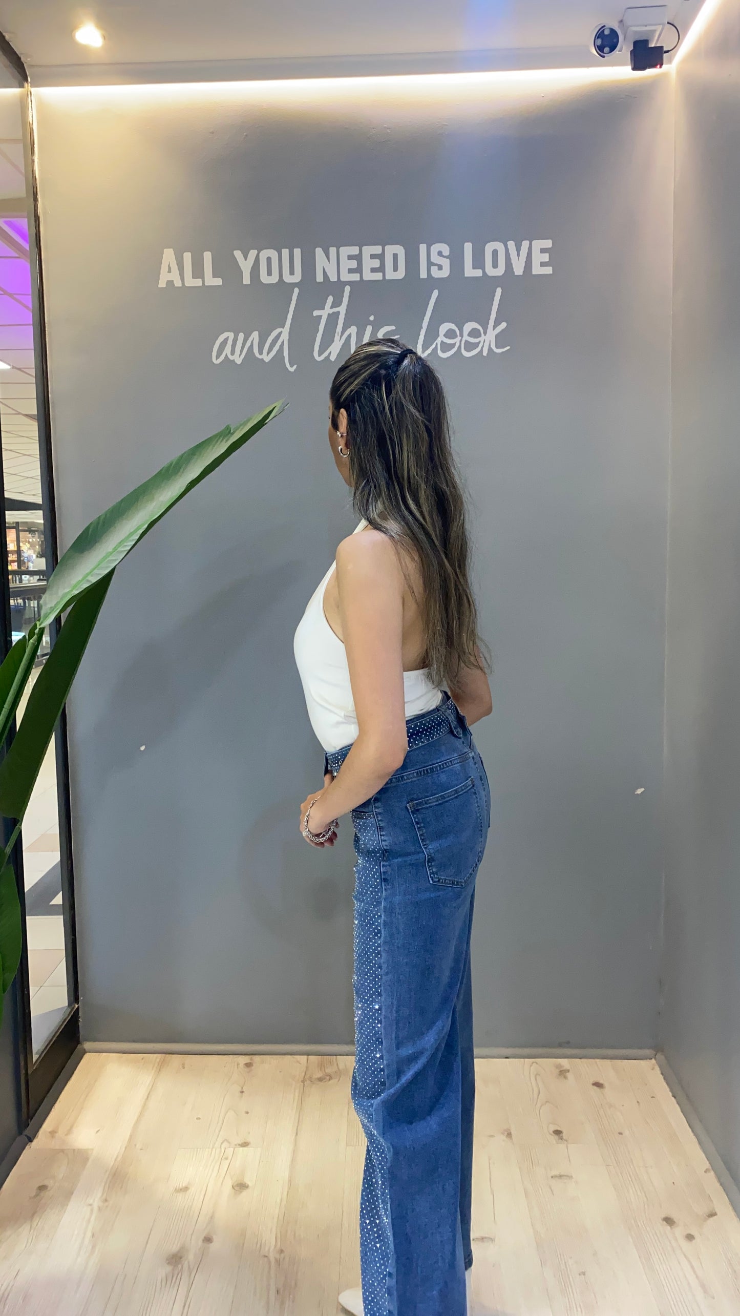JEANS BRILLANTE CON CINTURÓN II