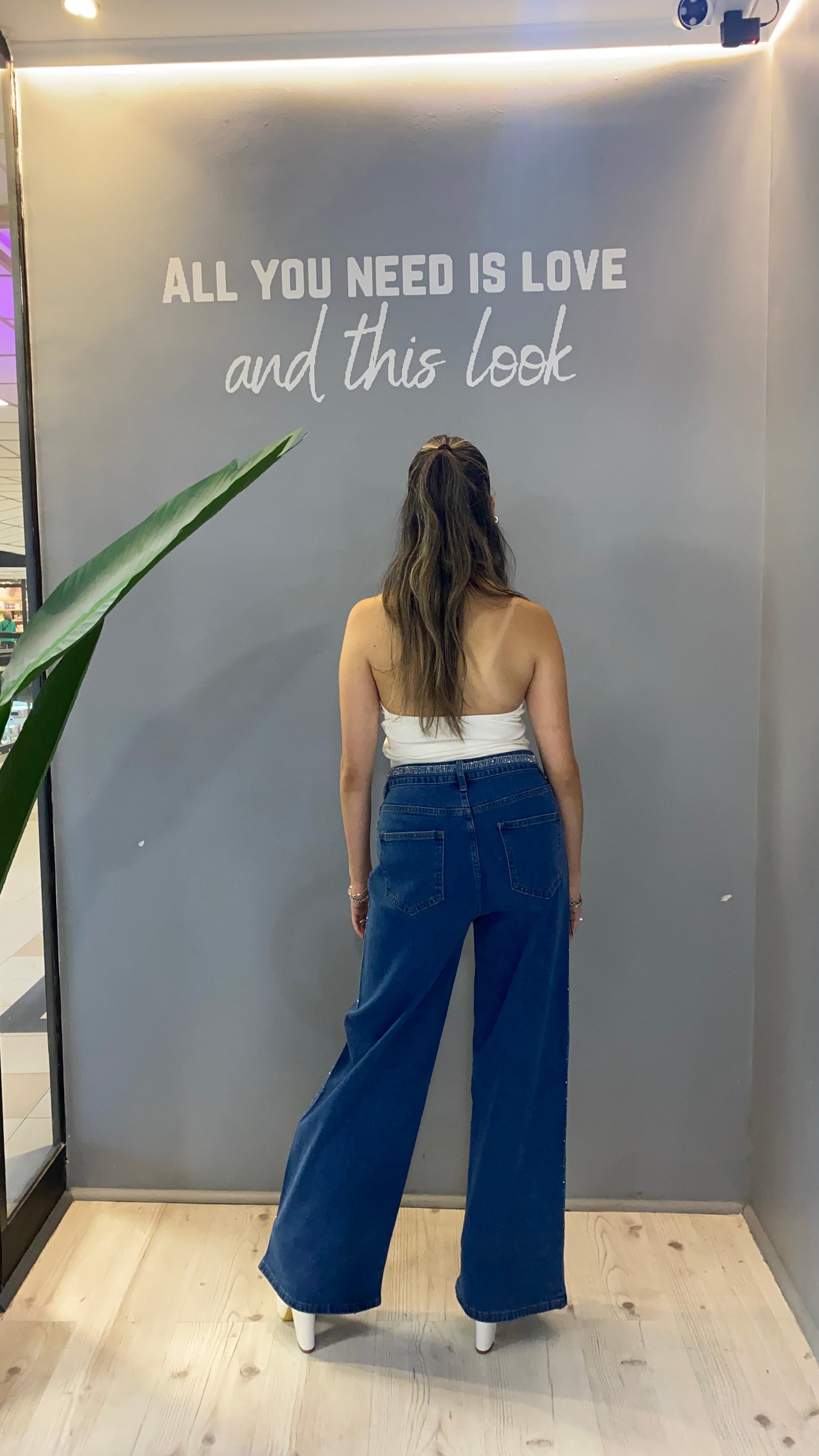 JEANS BRILLANTE CON CINTURÓN