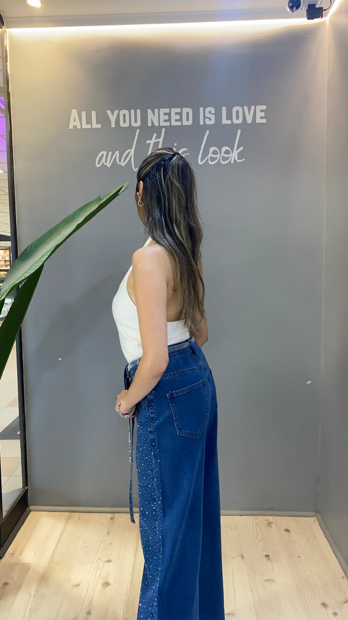 JEANS BRILLANTE CON CINTURÓN