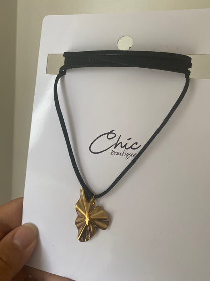 COLLAR ECOCUERO HOJA