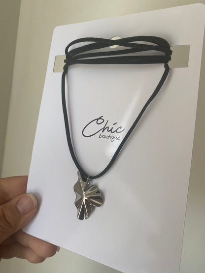 COLLAR ECOCUERO HOJA II