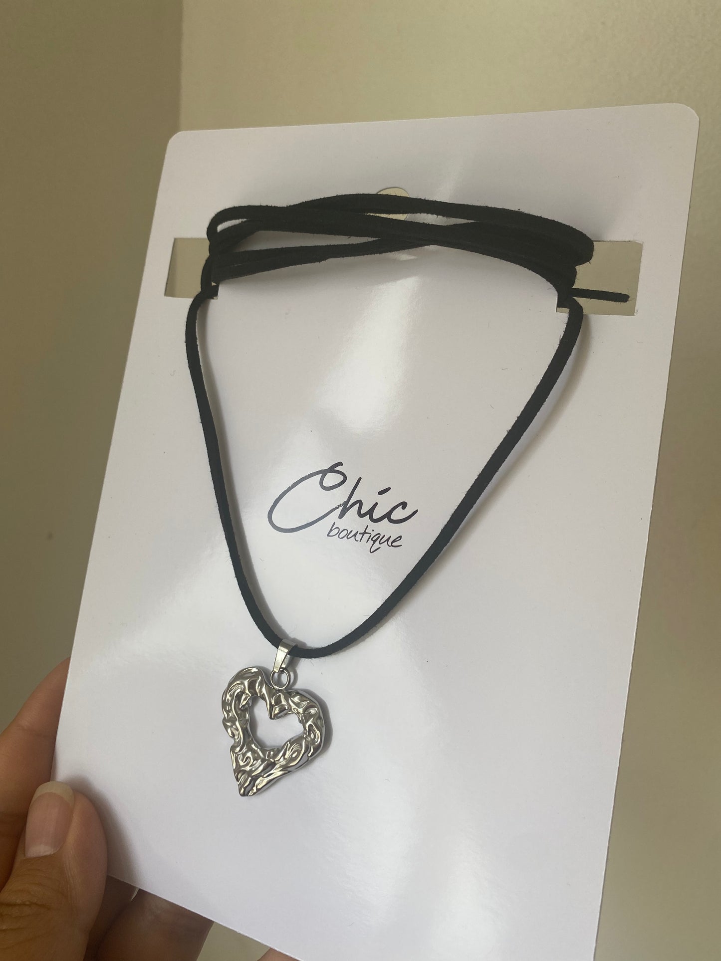 COLLAR ECOCUERO CORAZÓN ABIERTO