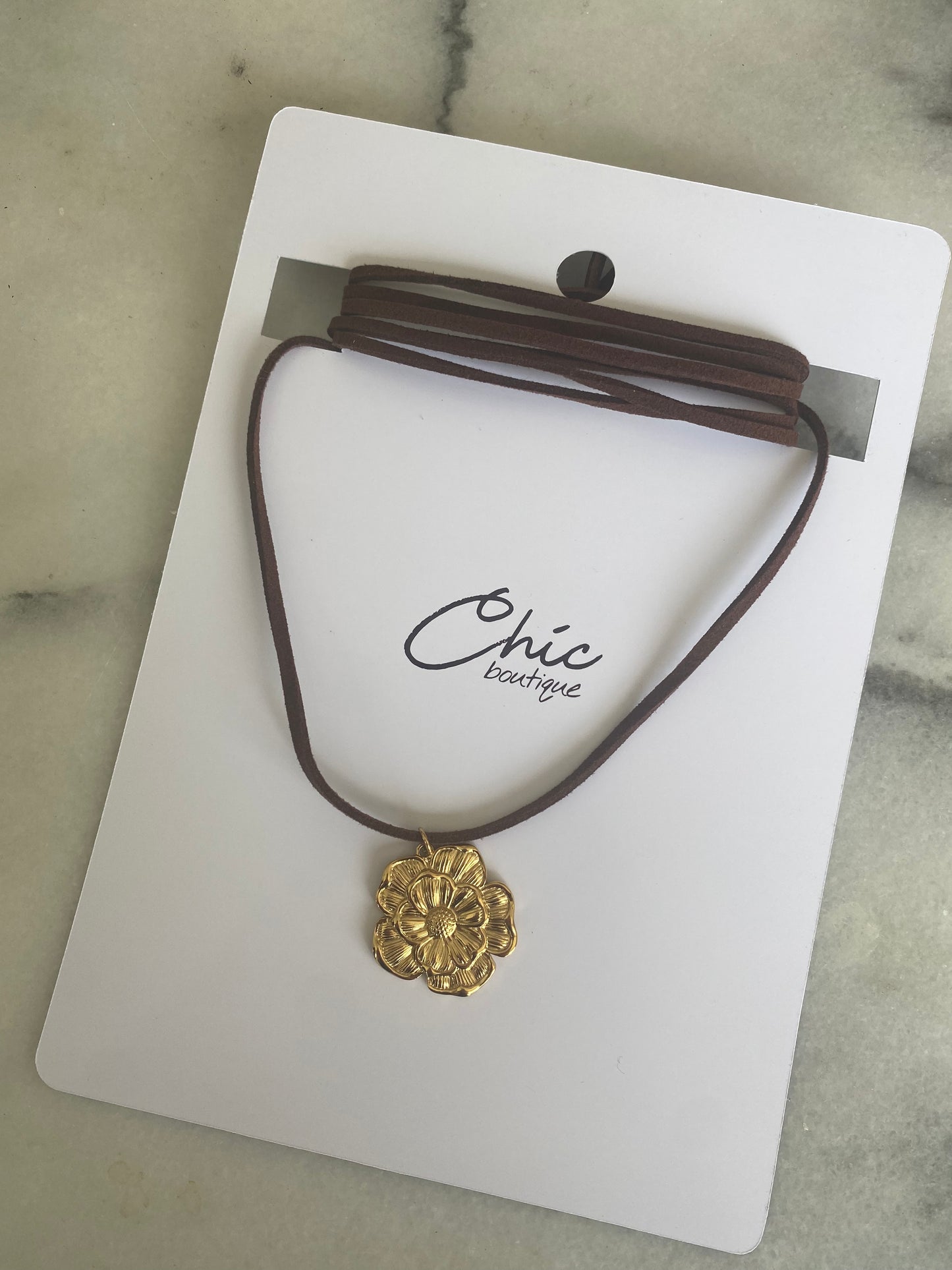 COLLAR ECOCUERO FLOR II