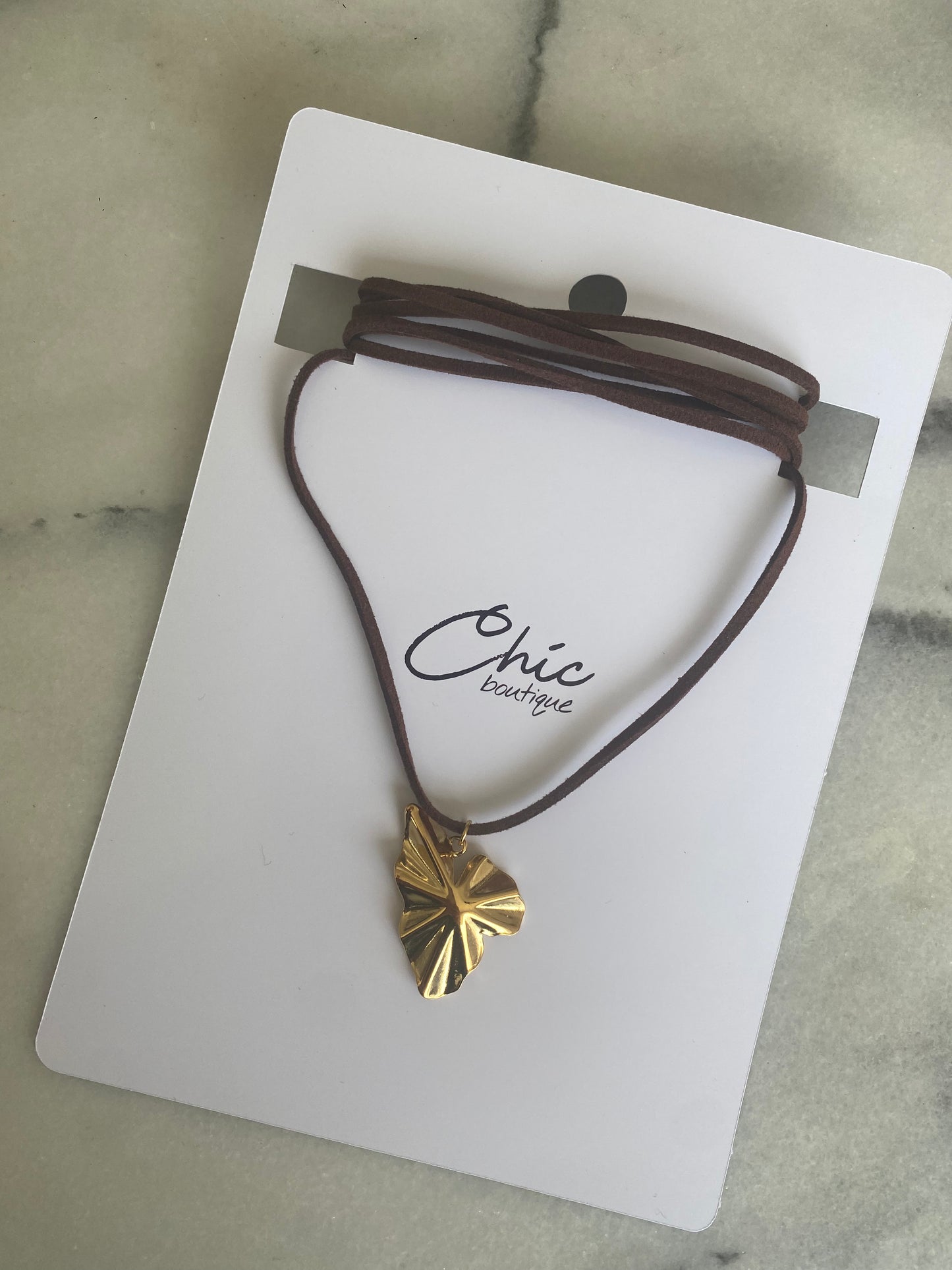 COLLAR ECOCUERO HOJA IV