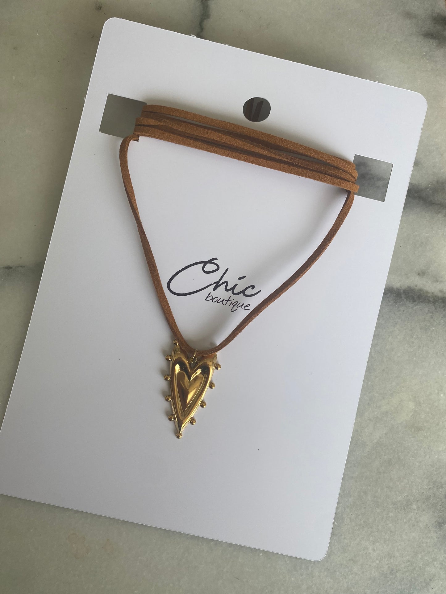 COLLAR ECOCUERO CORAZÓN CON PUNTAS