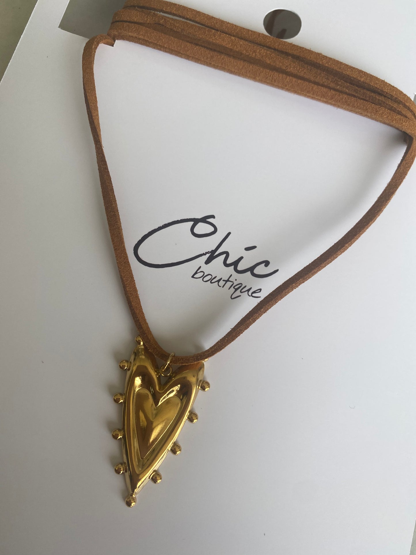 COLLAR ECOCUERO CORAZÓN CON PUNTAS