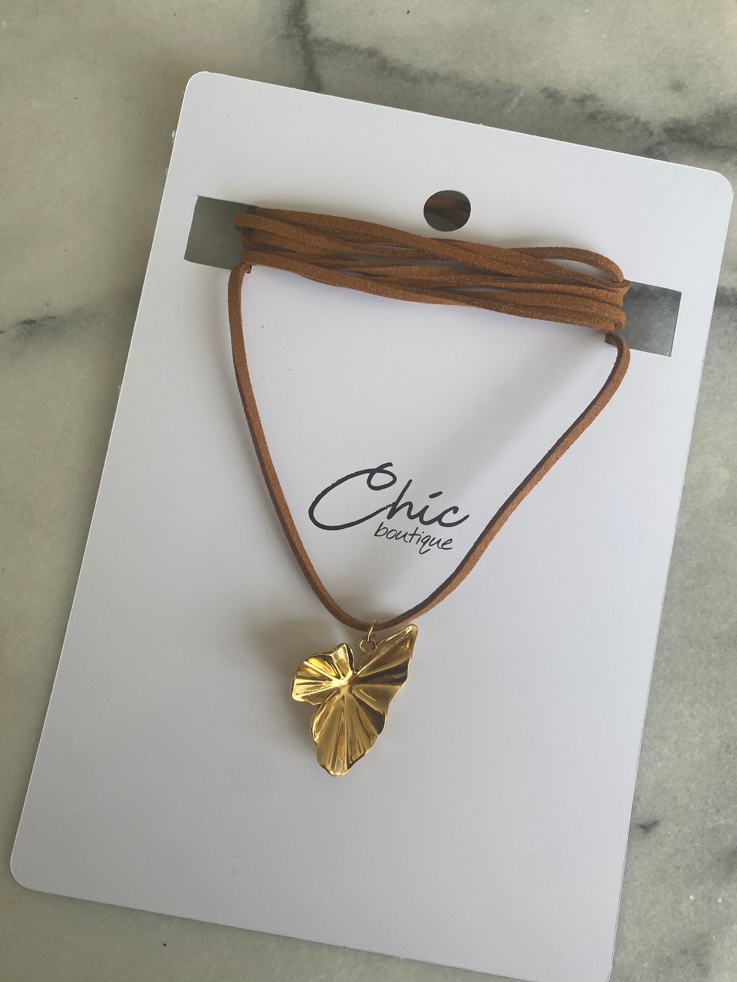 COLLAR ECOCUERO ASIMÉTRICO