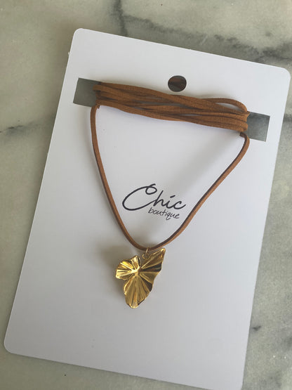 COLLAR ECOCUERO ASIMÉTRICO