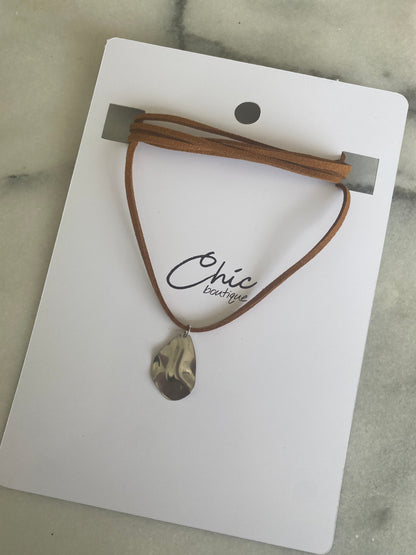 COLLAR ECOCUERO ASIMÉTRICO II