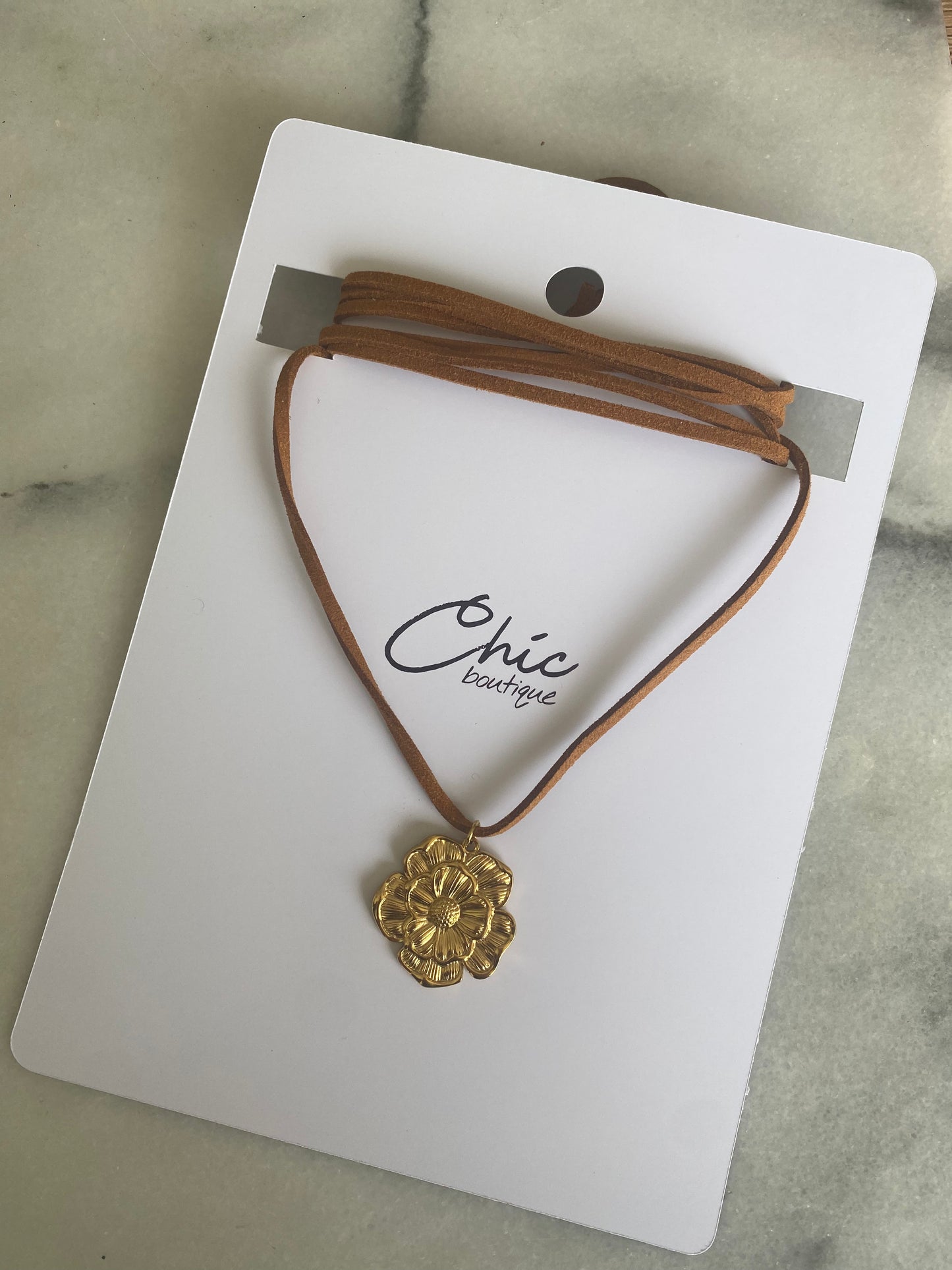 COLLAR ECOCUERO FLOR