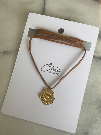 COLLAR ECOCUERO FLOR