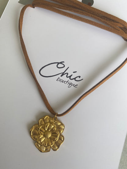 COLLAR ECOCUERO FLOR