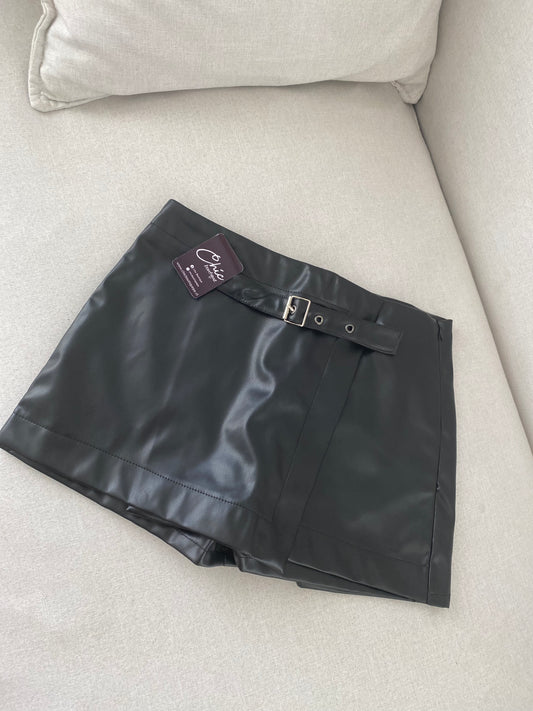FALDA SHORT ECOCUERO NEGRA