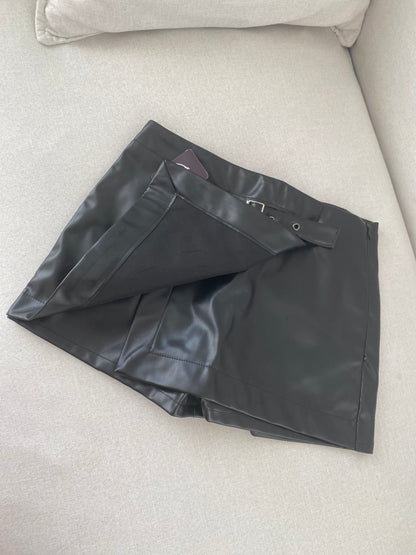 FALDA SHORT ECOCUERO NEGRA